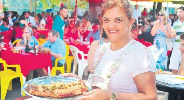 Turistas lotam Rua do Porto no feriado