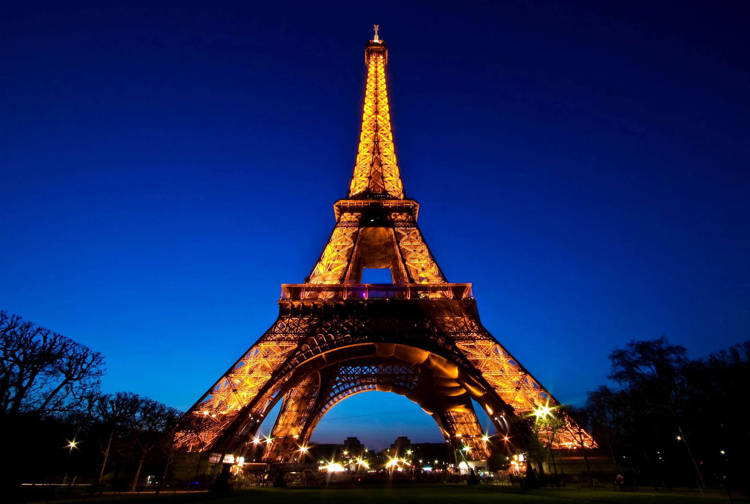 _eiffel_tower_against_the_night_sky_058012_