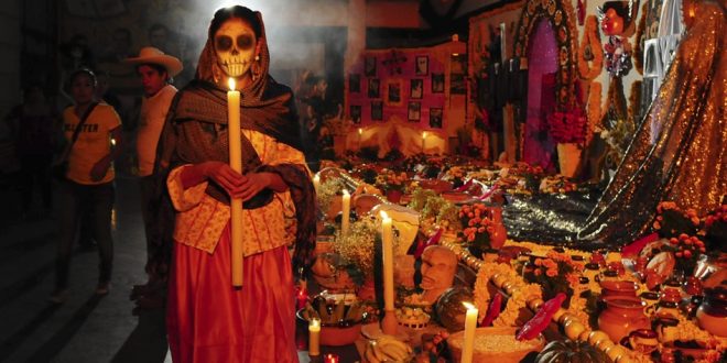 Dia dos Mortos é comemorado com alegres festas no México