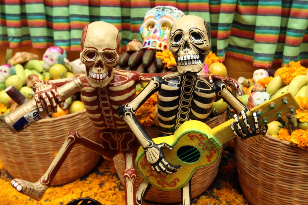 11030129. Puebla, Puebla.- En conmemoración del Día de muertos, se colocó una ofrenda monumental con calaveras de papel mache realizadas por artesanos locales, hoy en el patio del Palacio Municipal de Puebla. NOTIMEX/FOTO/CARLOS PACHECO/CPP/HUM/