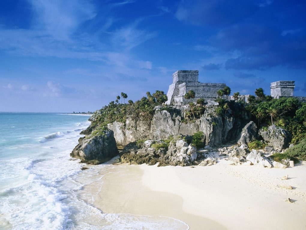 O Castelo de Tulum à beira da praia.