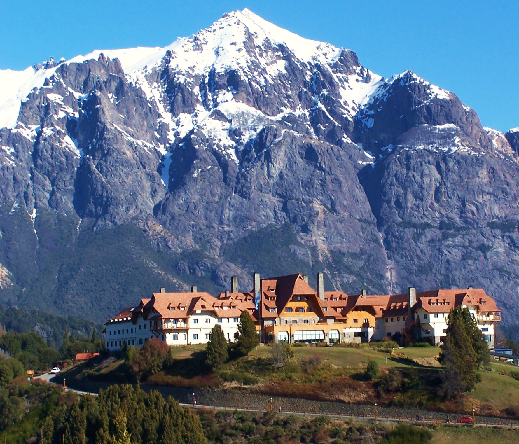 O famoso Hotel Llao Llao compõe a paisagem de Bariloche