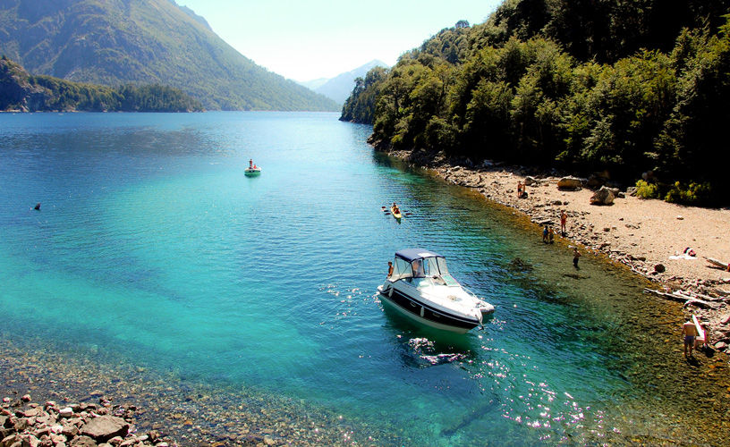 O Lago Nahuel Huapi encanta os viajantes que buscam aventura no verão de Bariloche